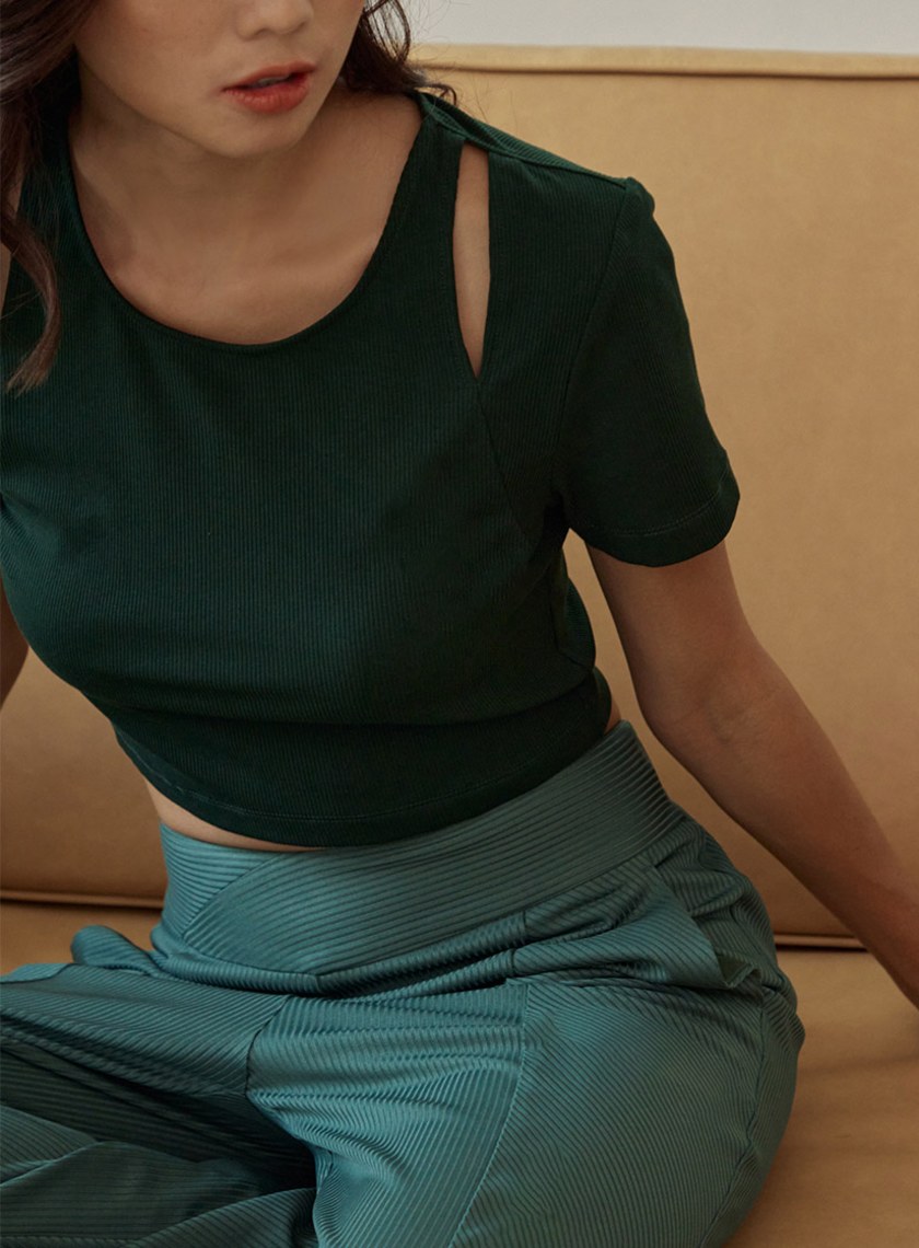 短版雙肩簍空細節上衣